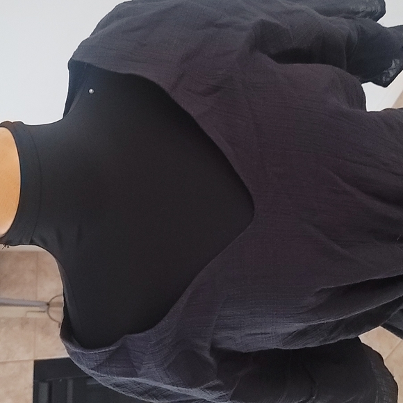 Black dress lined w tie and flow on sleeves - Picture 4 of 8